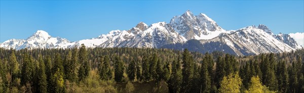 Панорама вида на горы София (слева) и Псыш (правее от центра)